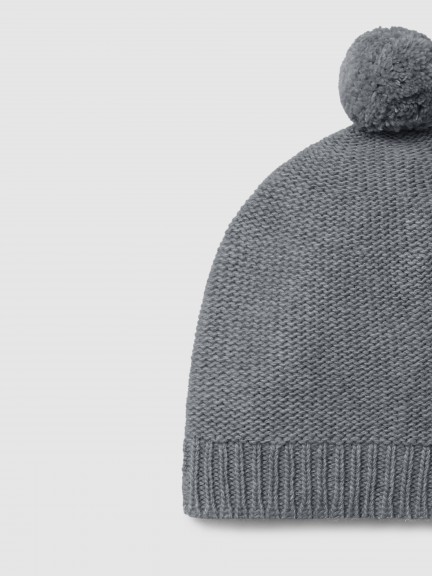Knitted beanie with pom-pom Knitted beanie with pom-pom