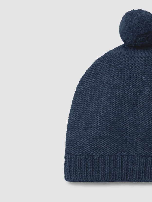 Knitted beanie with pom-pom Knitted beanie with pom-pom