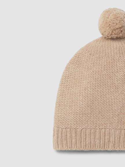 Knitted beanie with pom-pom Knitted beanie with pom-pom