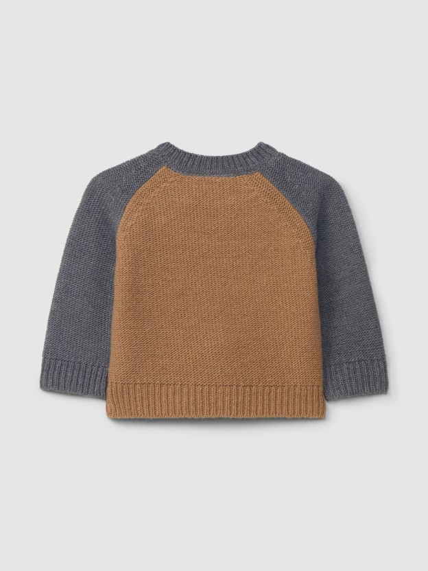 Knitted jumper with embossed details